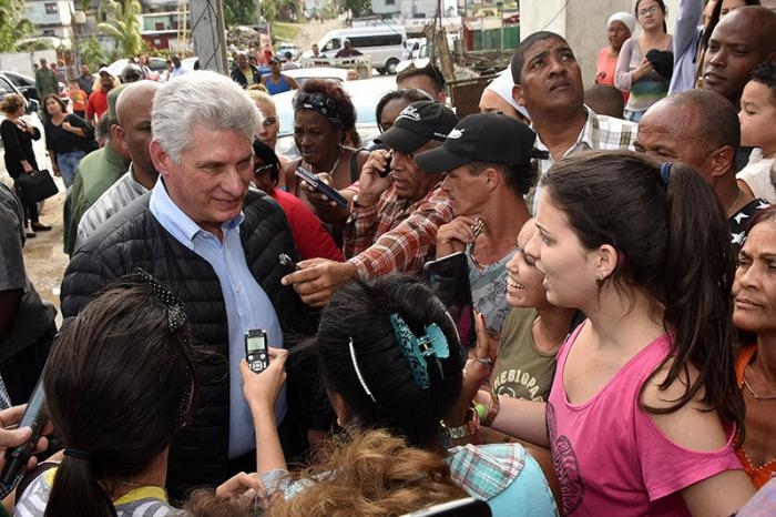  In Regla municipality, the Cuban leader examined repair works to homes along Vía Blanca Avenue. 