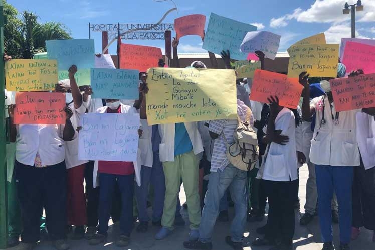 Haitian health union threatens strike in public hospitals