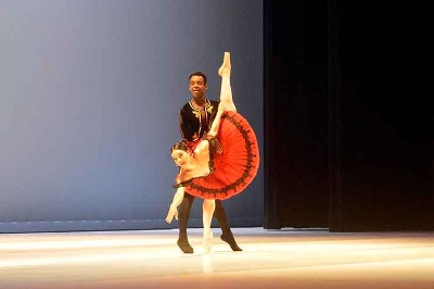 Cuban Dancers Gain Panamian Admiration
